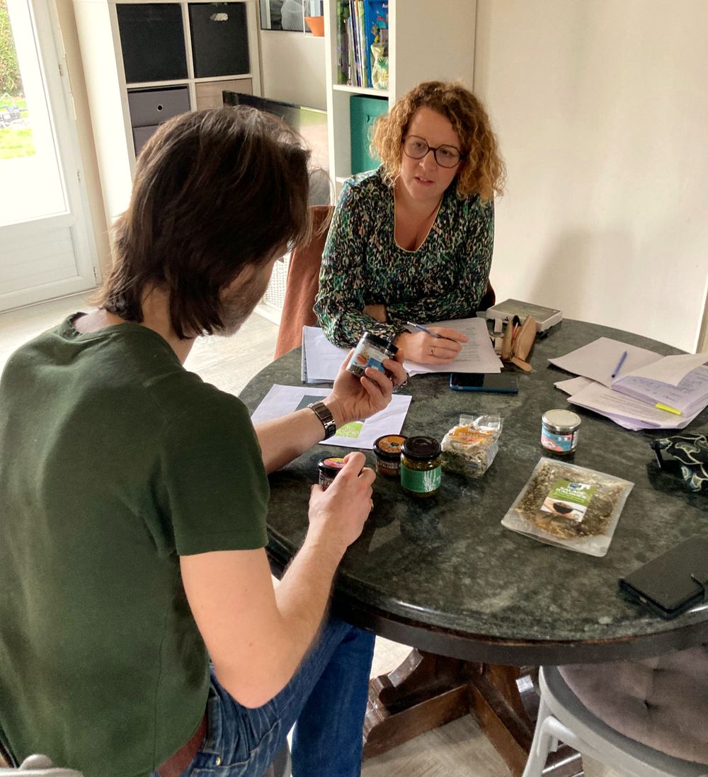 Immersion à domicile : un consommateur découvre des produits pendant qu'Aline prend des notes