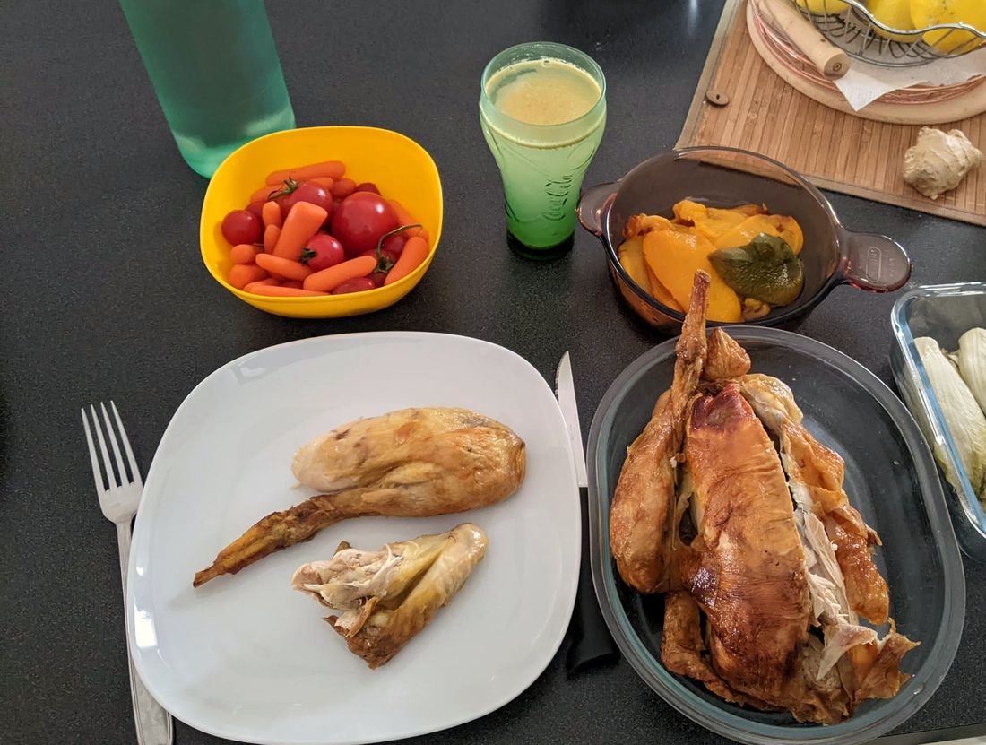 Un repas du quotidien photographié par un consommateur : poulet rôti, légumes, fruits